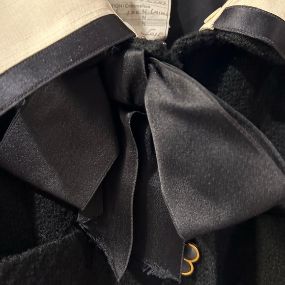 Vintage Chanel Jacket w Gorgeous Buttons - Picture 3 of 10